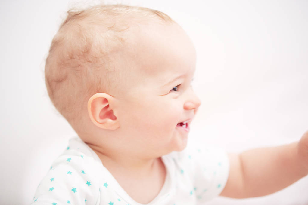 Tatlı bebek beyaz arka plan üzerinde izole closeup portresi - Fotoğraf, Görsel