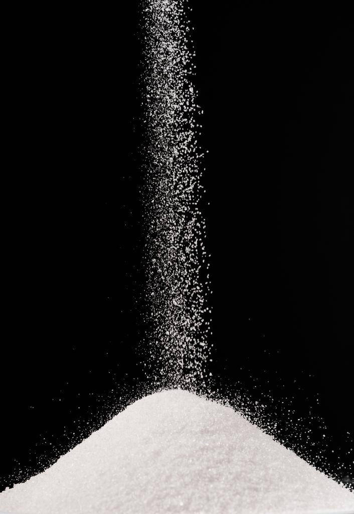 sokeri putoaa kasaan eristetty musta
 - Valokuva, kuva