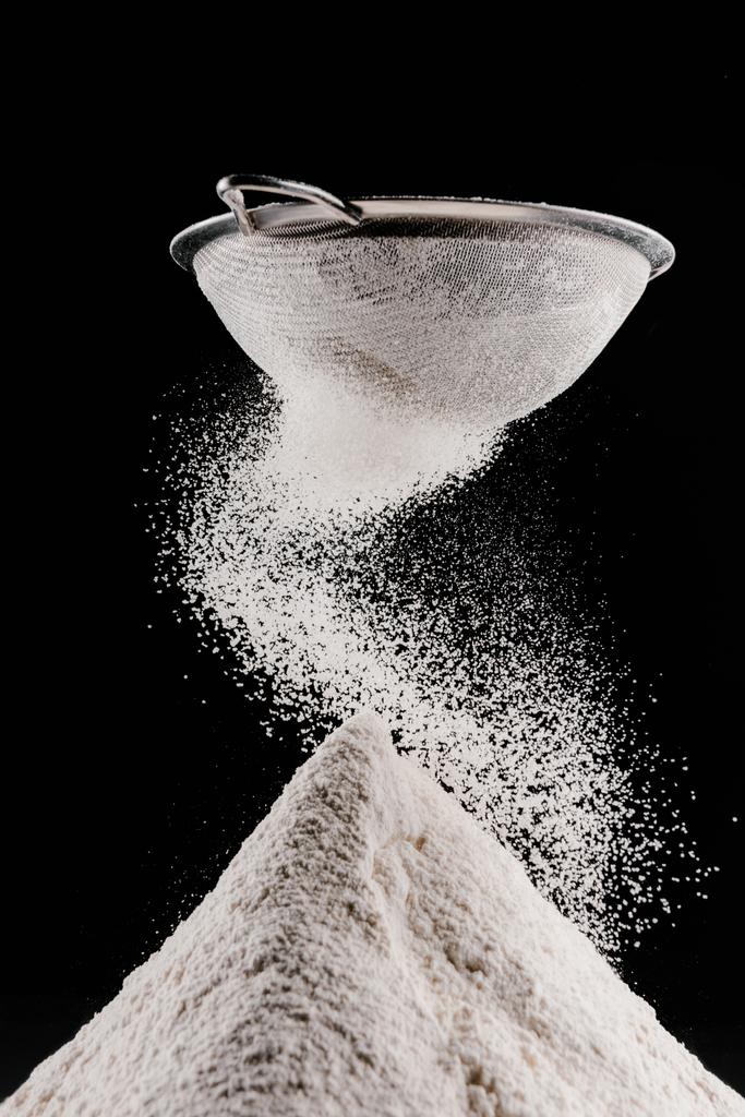 mąki objęte po przesiewanie na stos na białym na czarnym tle - Zdjęcie, obraz