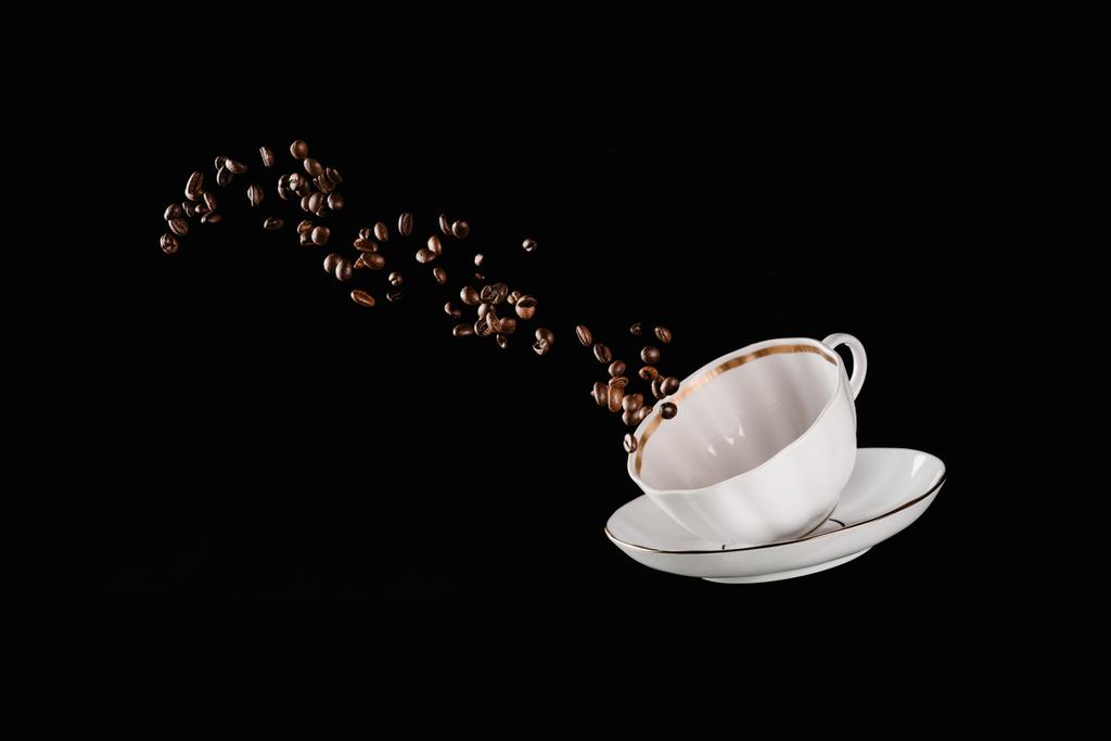 Szemes kávé, csésze fekete elszigetelt hullanak - Fotó, kép