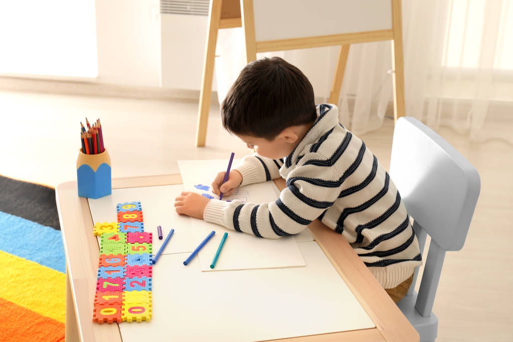 Malý chlapec dělá domácí úkoly - Fotografie, Obrázek