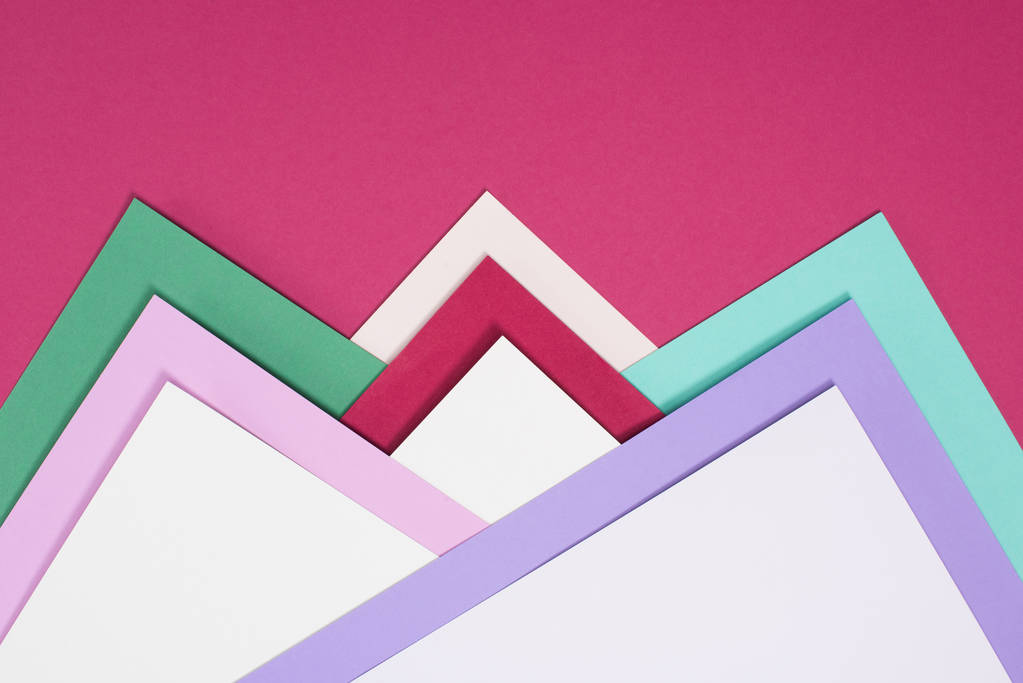 barevné různé trojúhelníčky izolované na burgundské - Fotografie, Obrázek