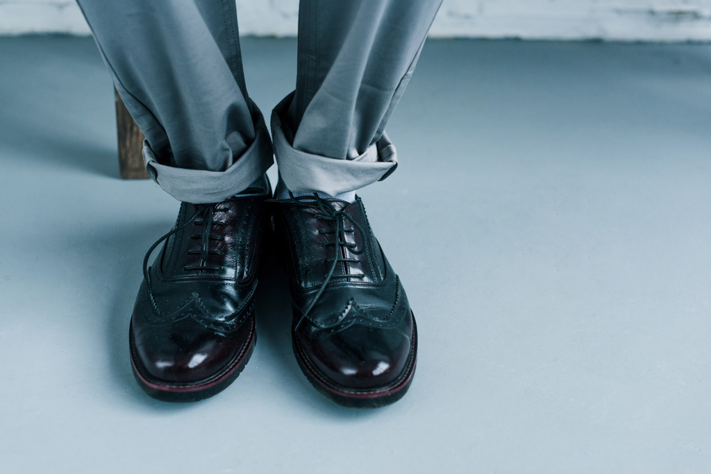 Μερική άποψη του επιχειρηματία σε κομψά μαύρα παπούτσια - Φωτογραφία, εικόνα