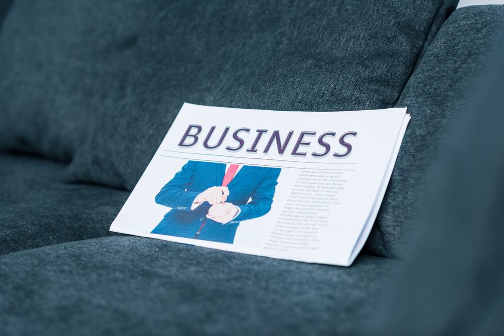 крупним планом бізнес-газета на сірому дивані
 - Фото, зображення