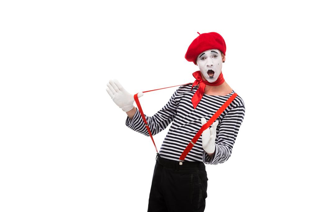 verbaasd mime met rode bretels geïsoleerd op wit - Foto, afbeelding