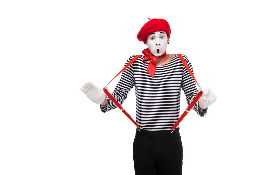 σοκαρισμένος mime με κόκκινες τιράντες που απομονώνονται σε λευκό - Φωτογραφία, εικόνα