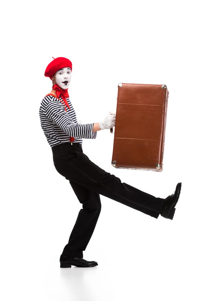 Gelukkig mime wandelen met bruine koffer geïsoleerd op wit - Foto, afbeelding