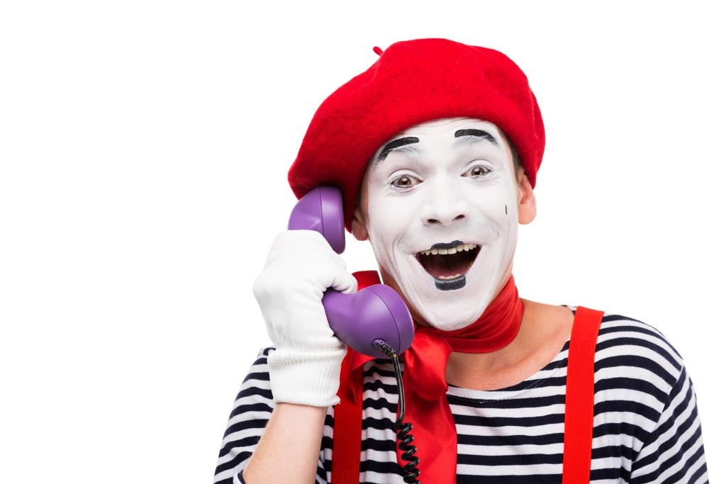счастливая мимика, говорящая по ультрафиолетовому стационарному телефону, изолированному на белом
 - Фото, изображение