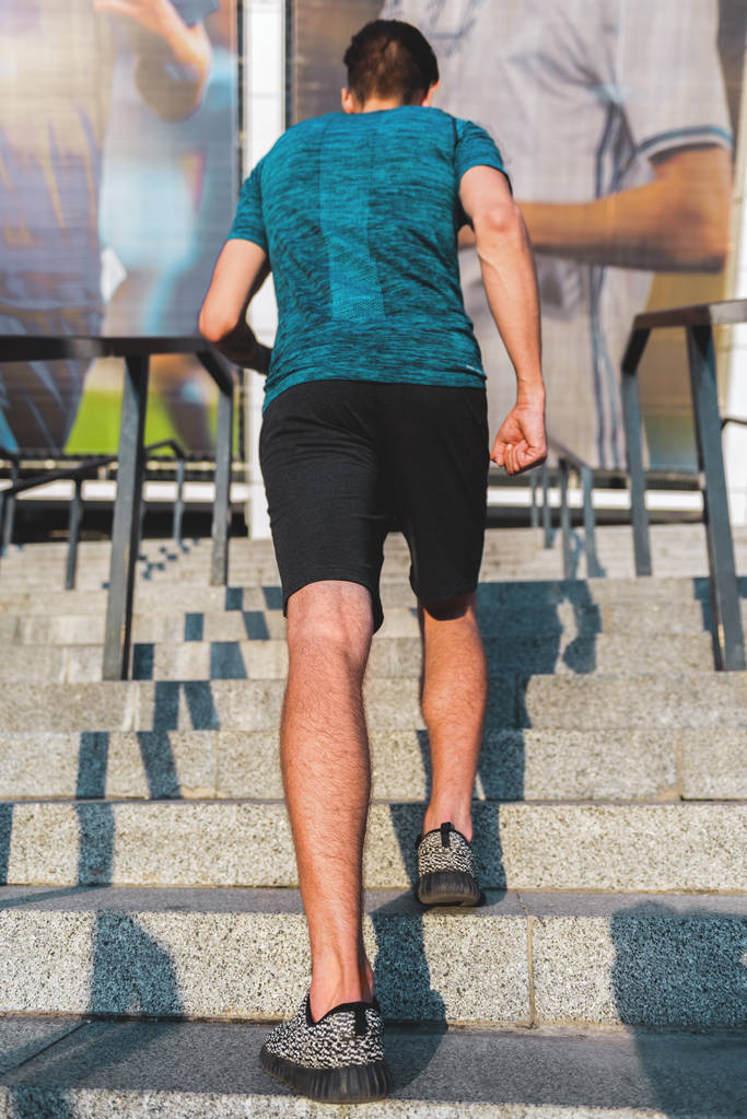 Urheilija juoksee portaissa kadulla
 - Valokuva, kuva