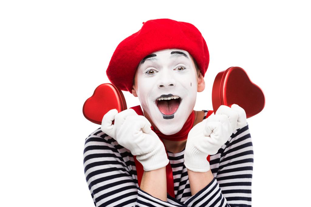 ευτυχισμένος mime κρατώντας καρδιά σχήμα κουτιά δώρων που απομονώνονται σε λευκό, Αγίου Βαλεντίνου έννοια - Φωτογραφία, εικόνα