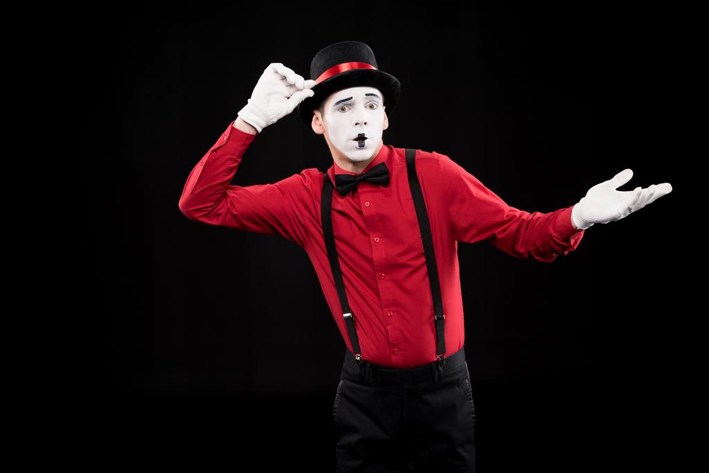 Pantomime zeigt achselzuckende Geste auf Schwarz - Foto, Bild
