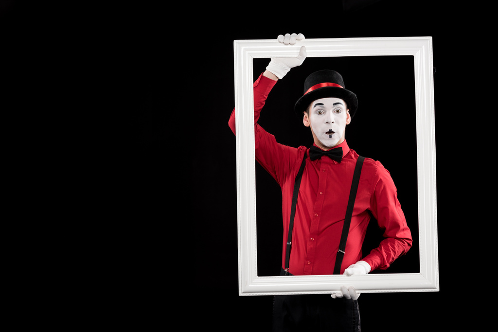 überraschter Pantomime mit Rahmen isoliert auf schwarz - Foto, Bild