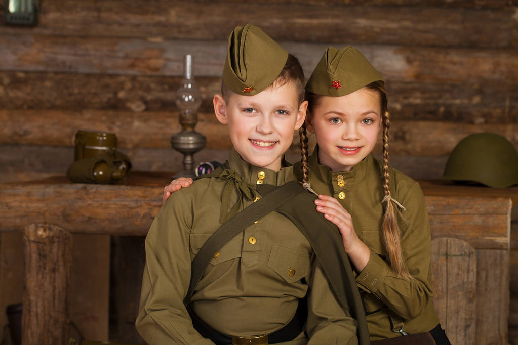 Двое детей в военной форме Великой Отечественной войны
 - Фото, изображение
