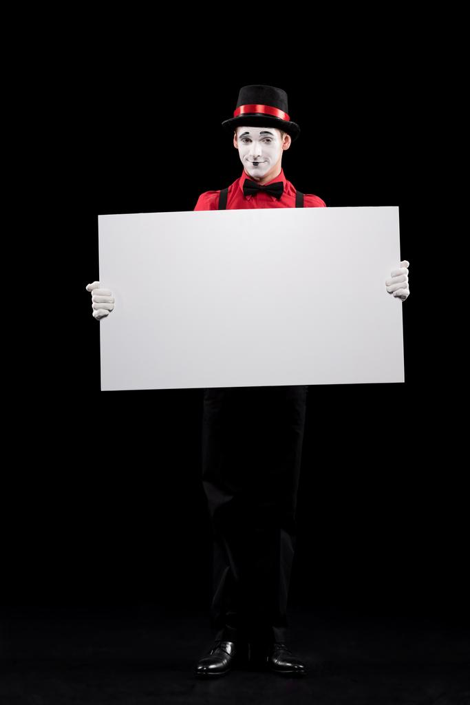 мим держит пустую доску, изолированную на черном
 - Фото, изображение