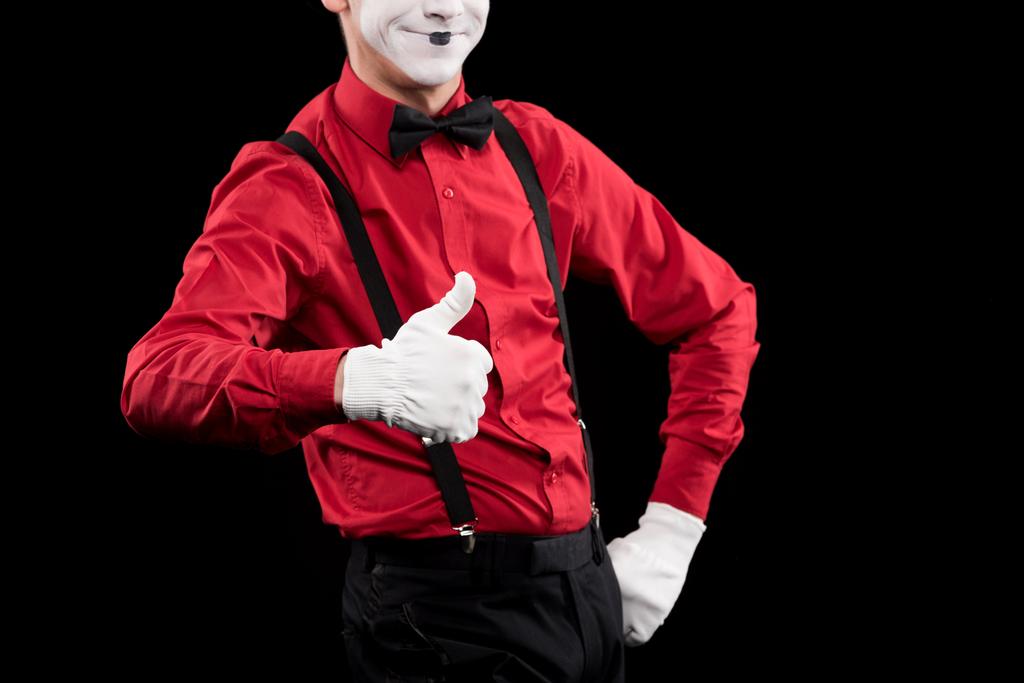 περικομμένη εικόνα του mime που δείχνει τον αντίχειρα επάνω απομονωμένες σε μαύρο - Φωτογραφία, εικόνα