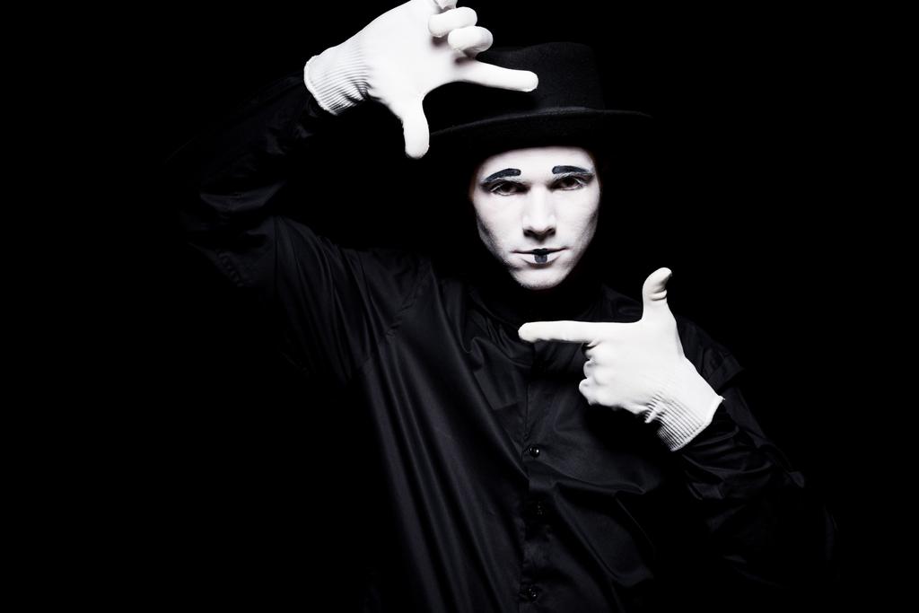 Pantomime gibt vor, isoliert auf schwarz zu fotografieren - Foto, Bild