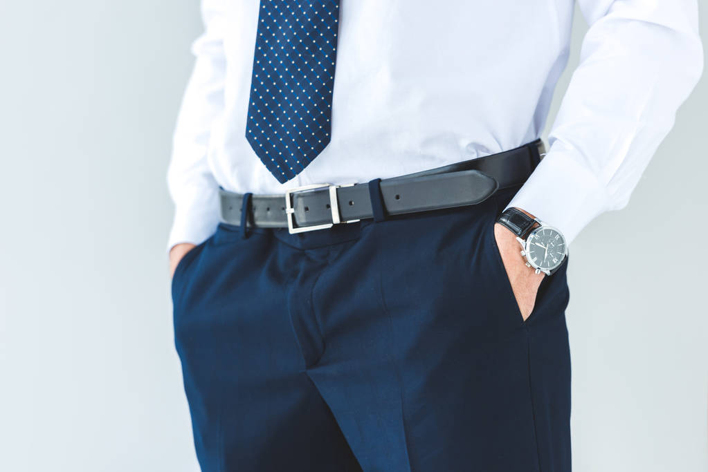 vista recortada de hombre de negocios con las manos en los bolsillos, aislado en gris
 - Foto, Imagen