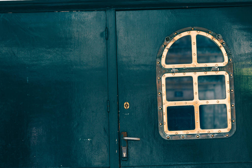 mooie deur met een mooie vintage brass-venster - Foto, afbeelding
