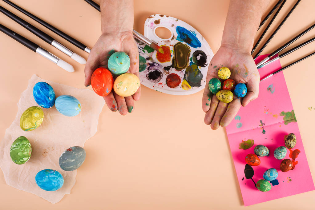 Frango colorido e ovos de Páscoa de codorniz, pincéis, paleta e dor
 - Foto, Imagem