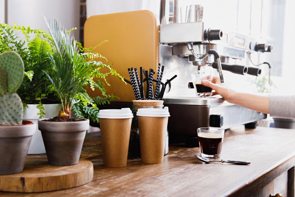 モダンなエスプレッソ マシンでコーヒーを準備するバーテンダーのクローズ アップ ビュー - 写真・画像