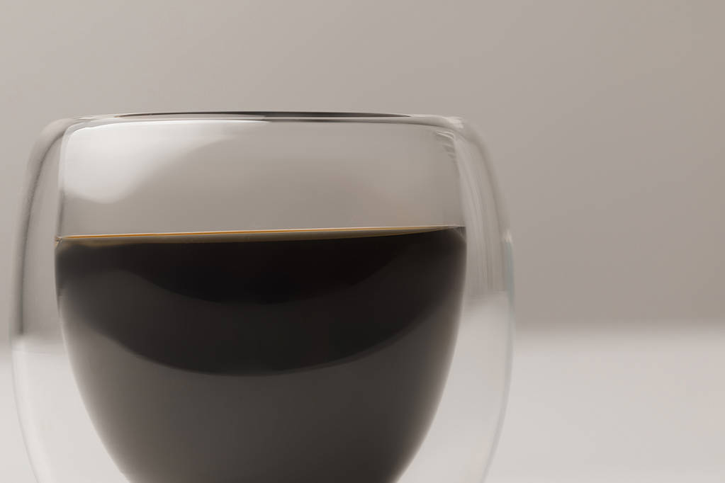 Nahaufnahme von schwarzem Kaffee in Tasse auf weißem Hintergrund - Foto, Bild