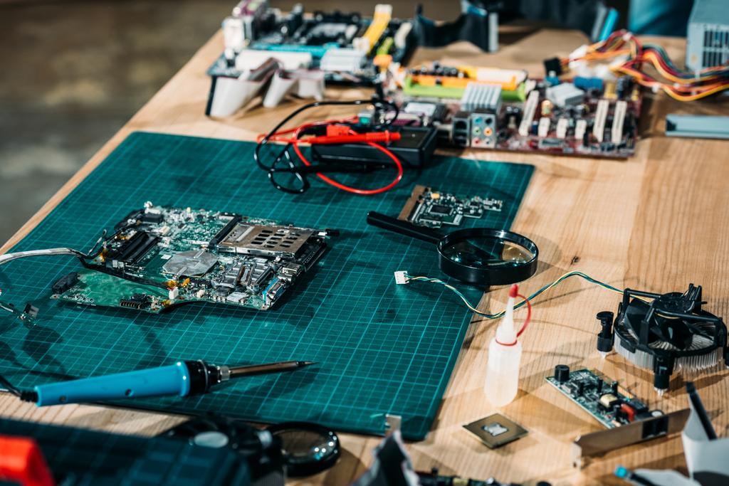 Placa de circuitos y equipos de ingeniería en la mesa
 - Foto, Imagen