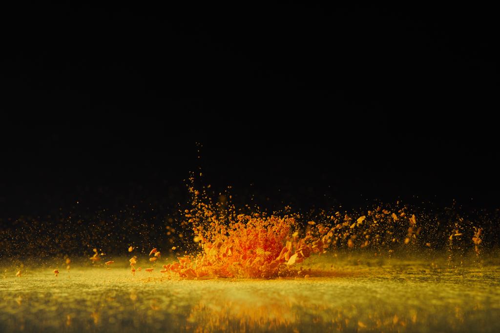 gele holi poeder explosie op zwart, hindoe Lentefestival - Foto, afbeelding