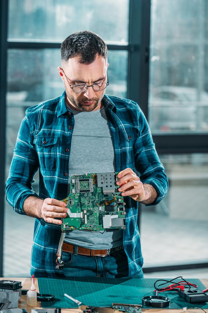 Engenheiro de hardware verificando placa de circuito
 - Foto, Imagem