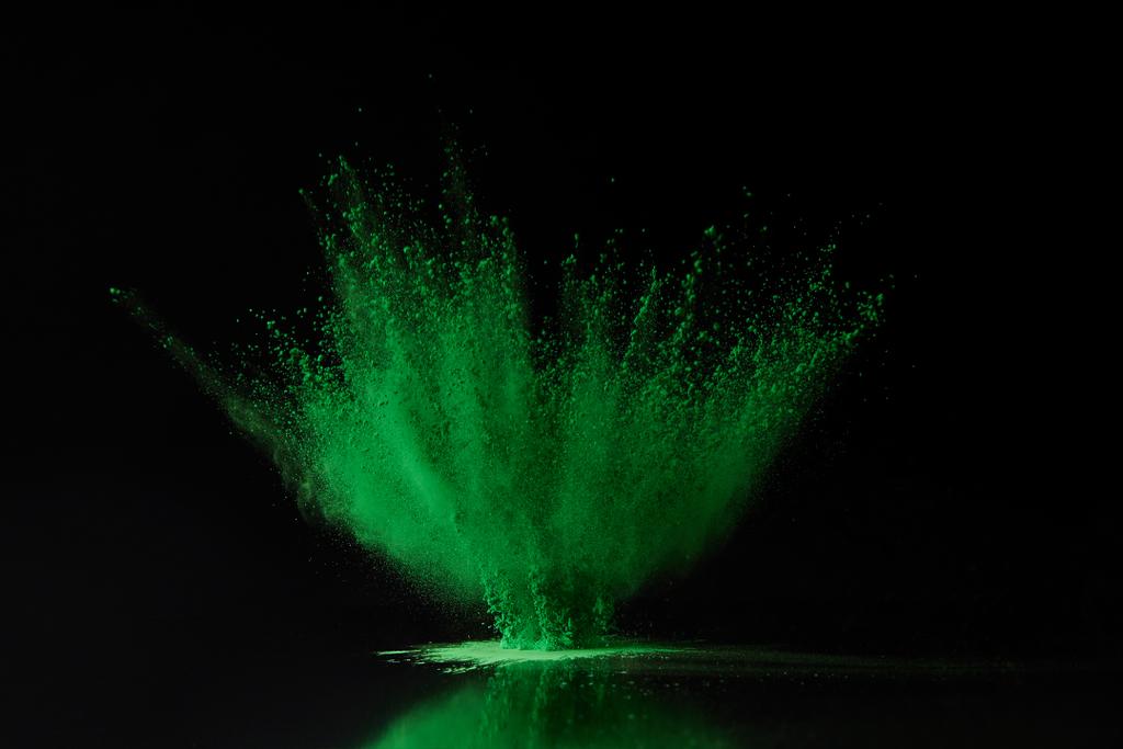 explosion de poudre holi vert sur noir, festival de printemps hindou
 - Photo, image