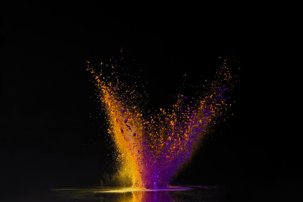 έκρηξη σκόνη holi πορτοκαλί και μοβ σε μαύρο, ινδουιστικό Εαρινό Φεστιβάλ - Φωτογραφία, εικόνα