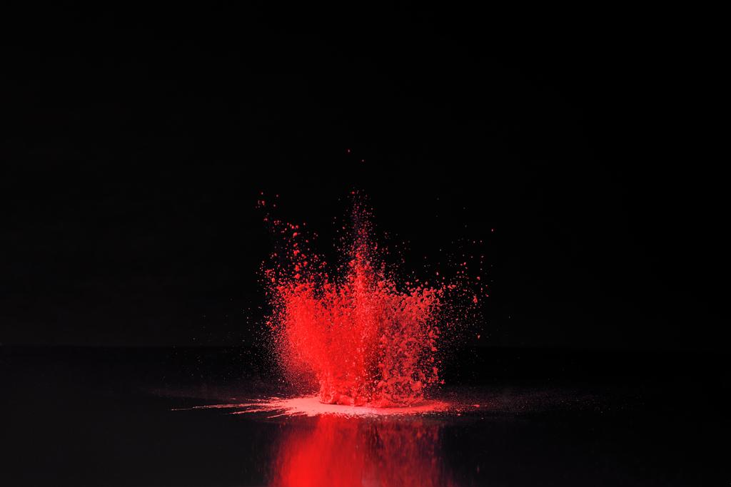 červená holi prášek exploze na černou, tradiční indický festival barev - Fotografie, Obrázek