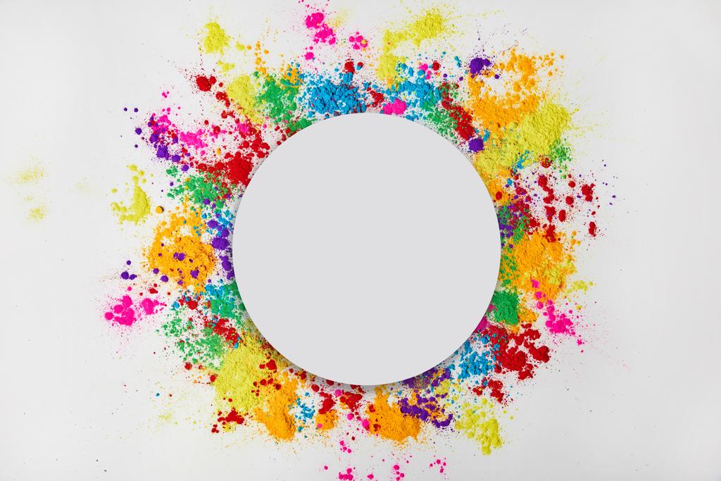 marco círculo de colorido polvo tradicional, aislado en blanco, festival tradicional indio de colores
 - Foto, imagen