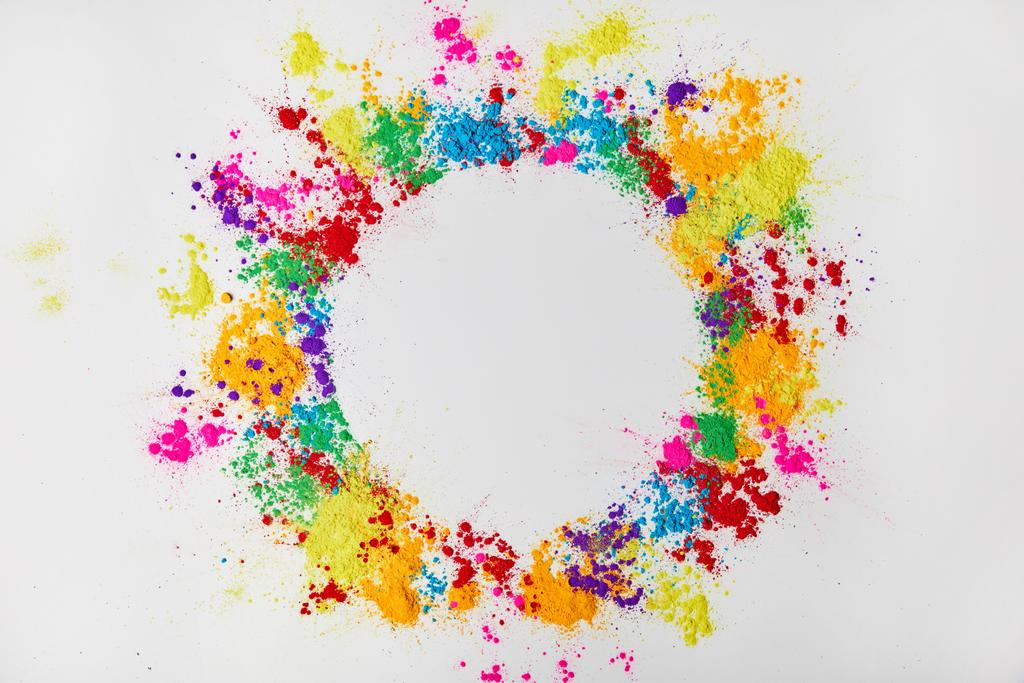 cadre rond de poudre traditionnelle multicolore, isolé sur blanc, festival de couleurs
 - Photo, image