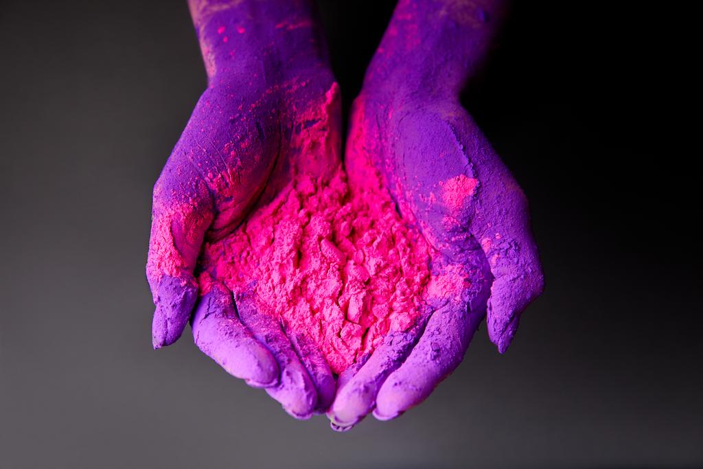 bijgesneden weergave van handen met paarse en roze holi poeder, geïsoleerd op grijs - Foto, afbeelding
