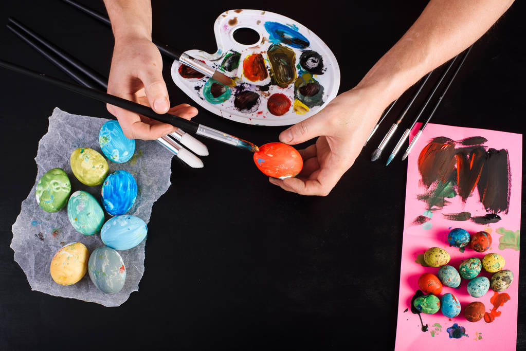 Pollo coloreado y codorniz huevos de Pascua, pinceles, paleta, pinturas
  - Foto, Imagen