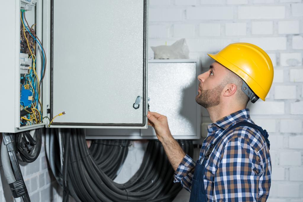 Électricien vérifiant les fils de maintenance des lignes électriques
 - Photo, image