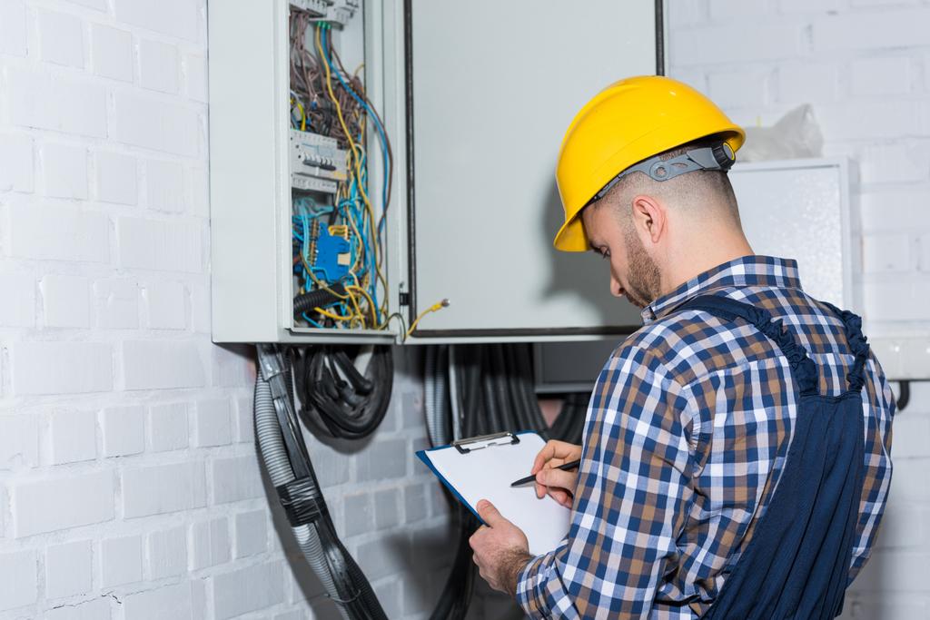 Zawodowe elektryk inspekcji przewodów w puszce elektrycznej - Zdjęcie, obraz