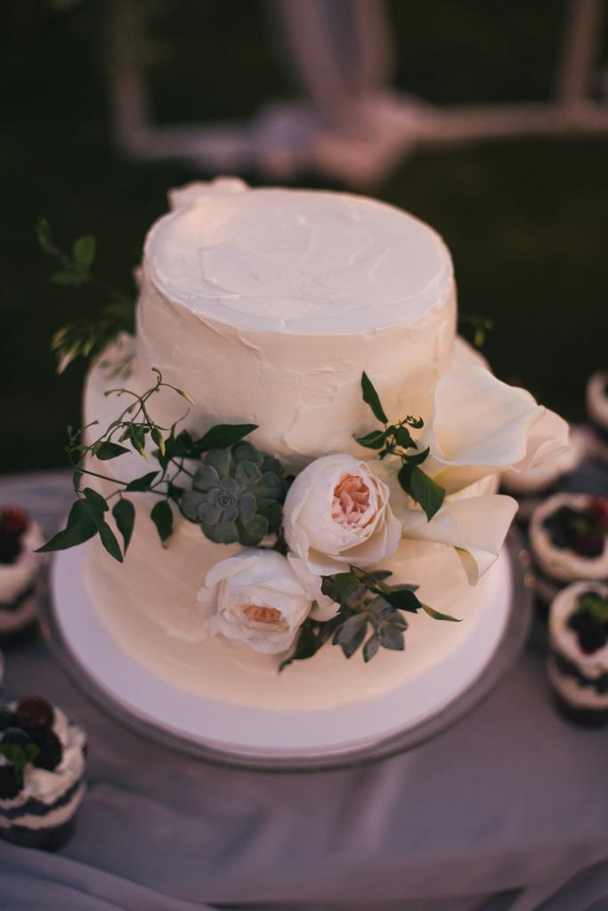 グルメ ウエディング ケーキとグラスで美味しいフルーティーなデザート ロイヤリティフリー写真 画像素材