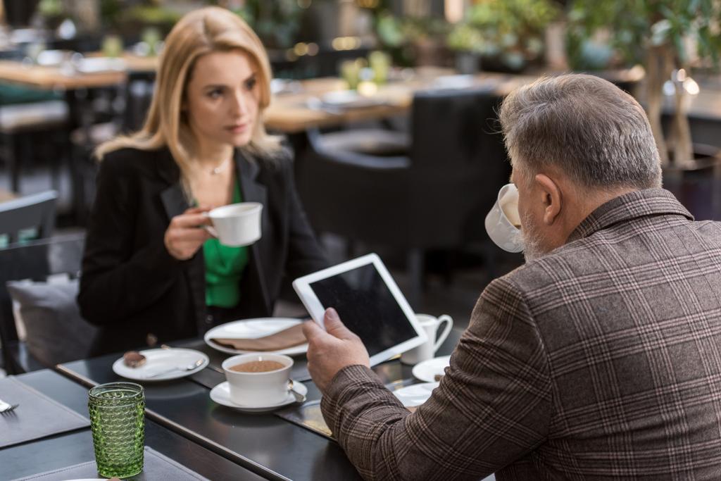 szelektív összpontosít, a munkatárs a kávézóban üzleti találkozó - Fotó, kép