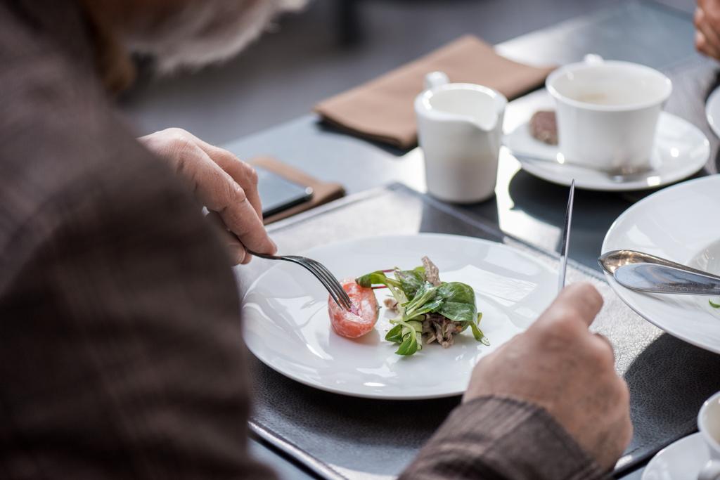 обрезанный снимок человека, обедающего в ресторане
 - Фото, изображение
