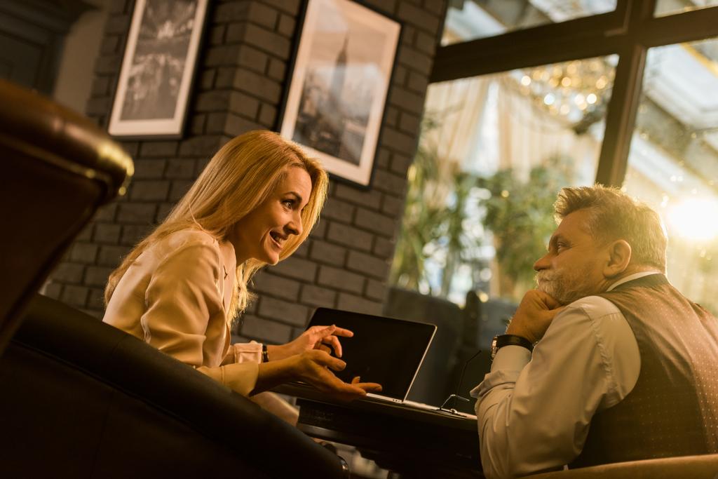 ludzie biznesu o dyskusji podczas spotkania w kawiarni - Zdjęcie, obraz