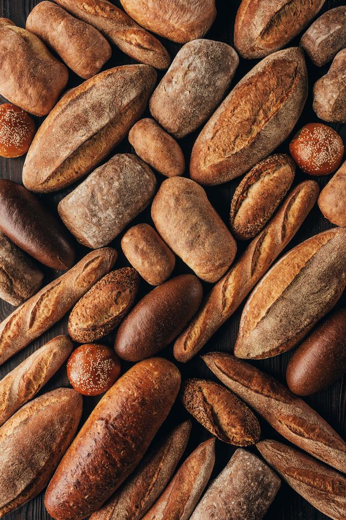 felülnézete frissen sült elrendezett loafs kenyér - Fotó, kép