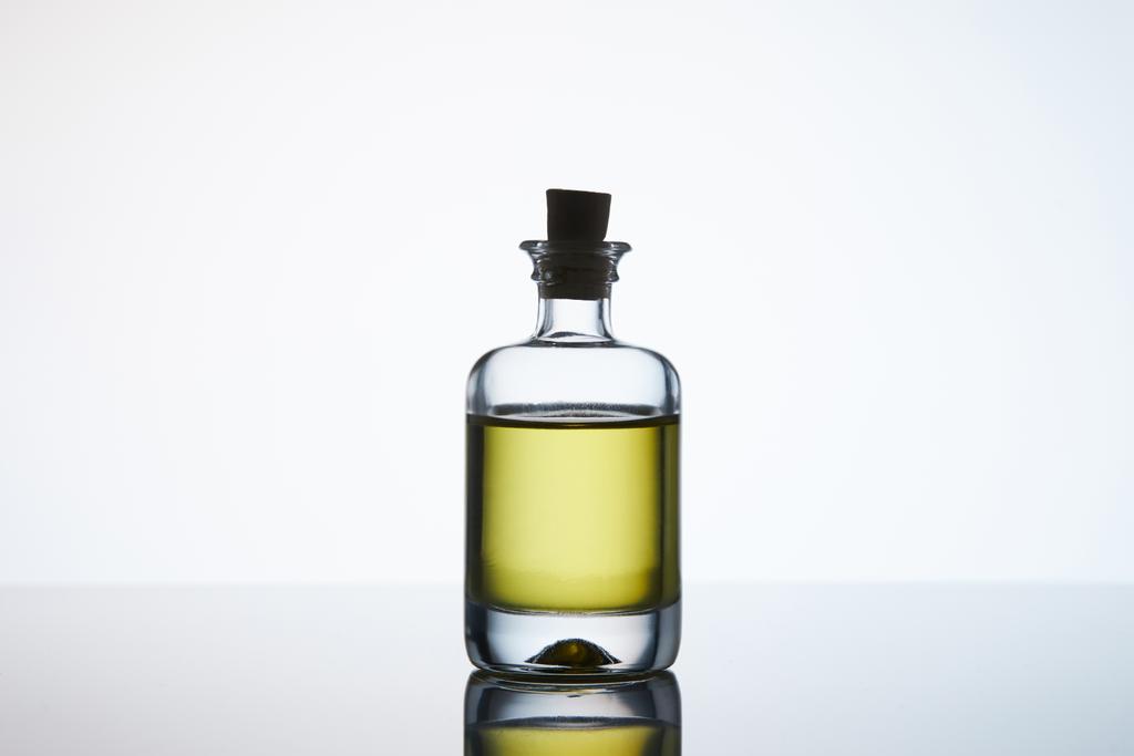 botella cerrada de aceite de masaje aromático en blanco
 - Foto, Imagen