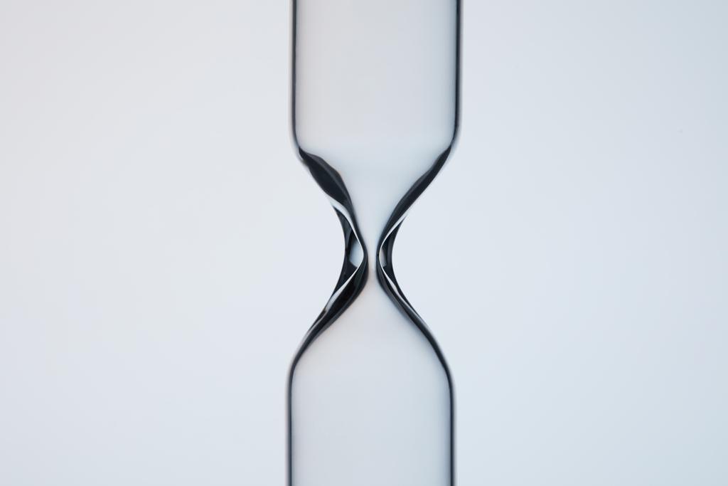 γκρο πλαν βολή του άδειο glasware σε σχήμα κλεψύδρα σε γκρι - Φωτογραφία, εικόνα