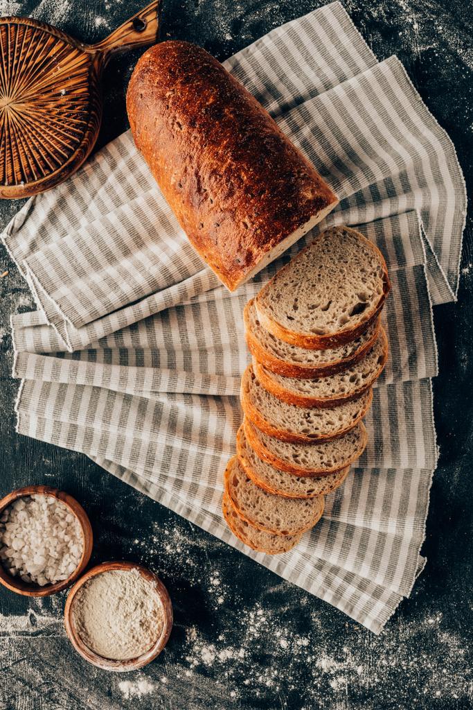 リネンと暗いテーブルの上でそば粉をボウルにパンの部分とフラット レイアウト - 写真・画像