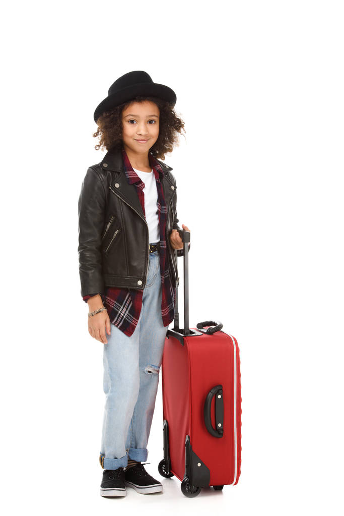 счастливый маленький ребенок в стильной одежде с чемоданом изолированы на белом
 - Фото, изображение
