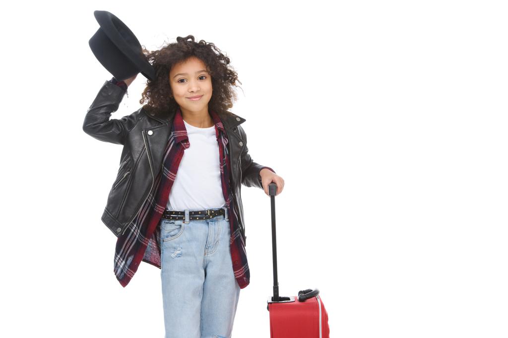 ευτυχισμένο παιδάκι στα κομψά ρούχα και καπέλο με τις αποσκευές που απομονώνονται σε λευκό - Φωτογραφία, εικόνα