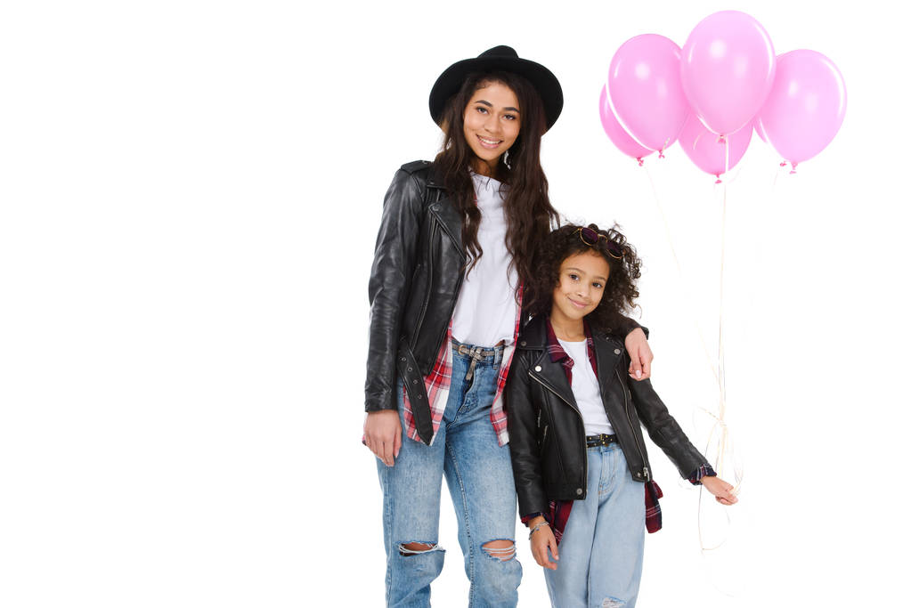 bela mãe e filha em roupas semelhantes com balões rosa isolados em branco
 - Foto, Imagem