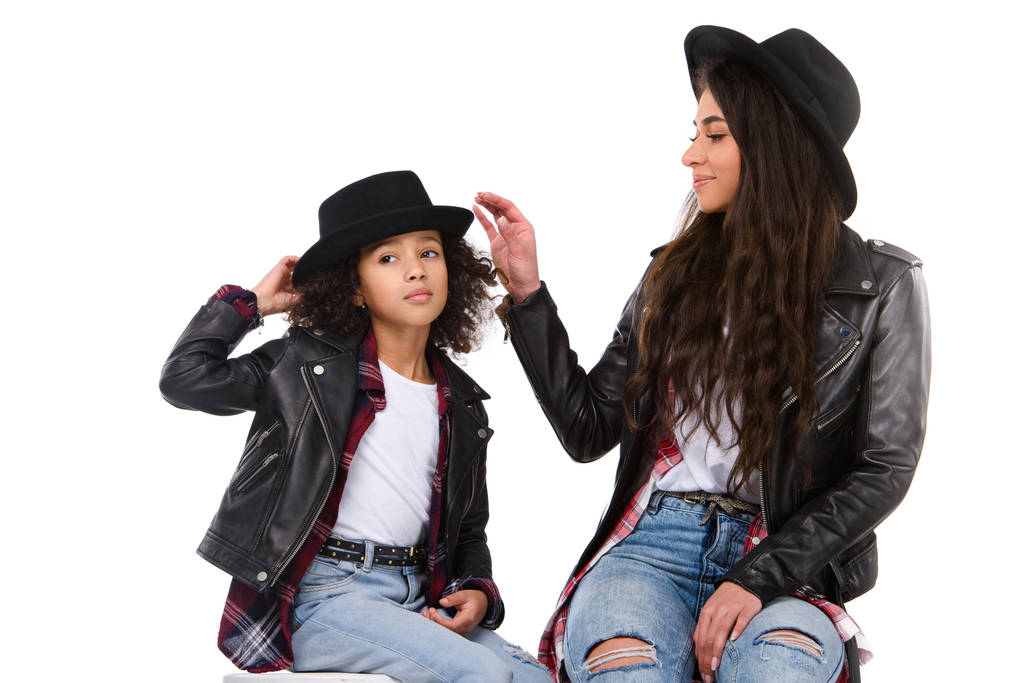 stylowe matka i córka w kapeluszach na białym tle - Zdjęcie, obraz