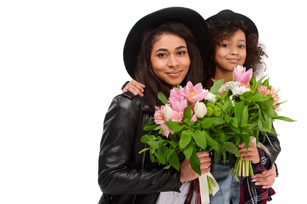 embrassant mère et fille avec de beaux bouquets isolés sur blanc
 - Photo, image